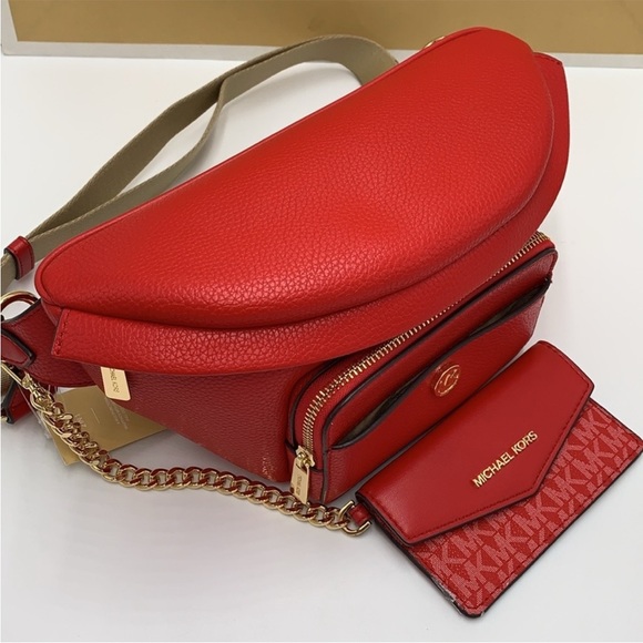 MICHAEL KORS
Maisie Large Pebbled Leather 2-in-1 Sling Pack
Bright Red - Picture 10 of 14